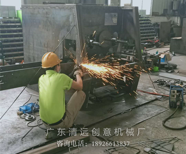 生產(chǎn)車間工人師傅正在焊接圓木多片鋸機器，采用V型送料鏈，抓料更穩(wěn)