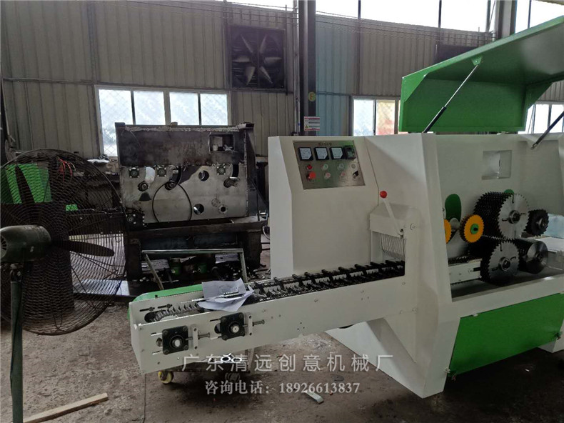 工廠生產(chǎn)車間正在生產(chǎn)的圓木多片鋸機(jī)器，采用V型鏈條送料更穩(wěn)，超薄鋸片更省材
