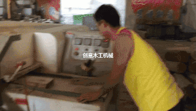 合金鋸片齒數(shù)，鋸片齒數(shù)過多會對杉木多片鋸大家切割時產(chǎn)生阻力，所以，鋸片設(shè)計時的齒數(shù)都比較少，當然，如果多片鋸機型功率大，并且要求切割效果好的，可以使用齒數(shù)多些的鋸片